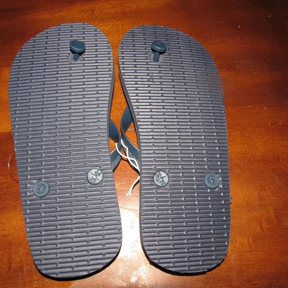 NWT Boys Shark Flip Flops Sandals Shoes Size 4-5